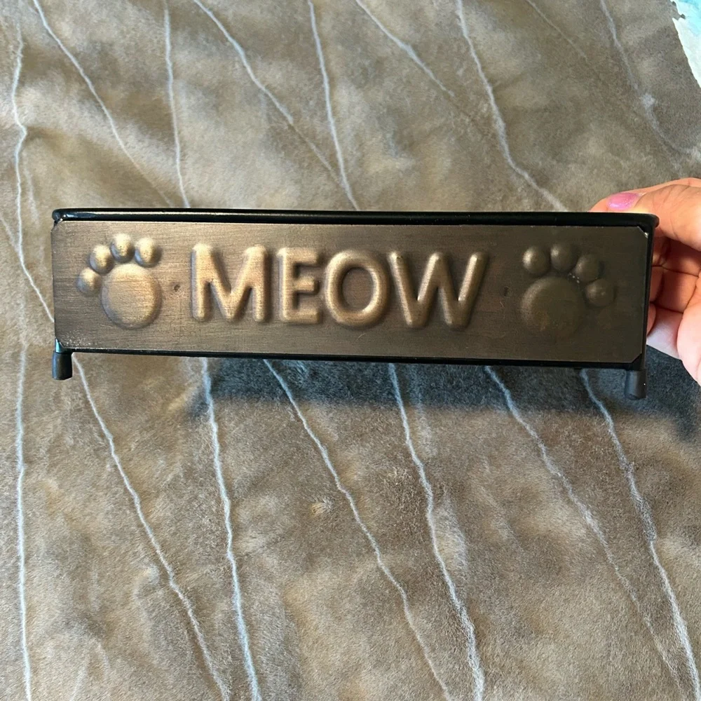 Cat Food Bowl Holder with 'Meow' Design 🐾